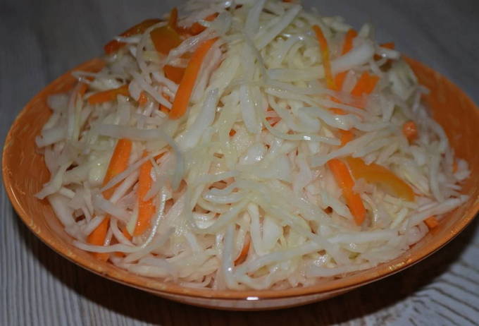 Pickled cabbage with carrots, garlic and instant butter