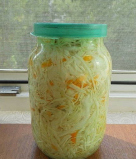 Cabbage marinated with carrots and instant garlic