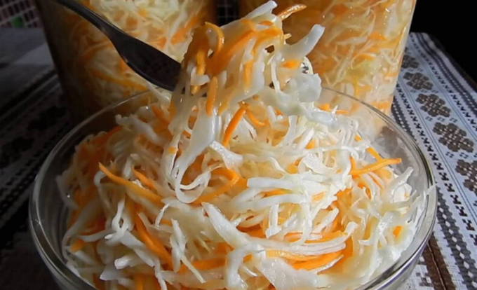 Pickled cabbage with carrots and instant vinegar