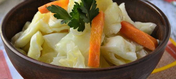 Pickled cabbage with carrots and instant garlic