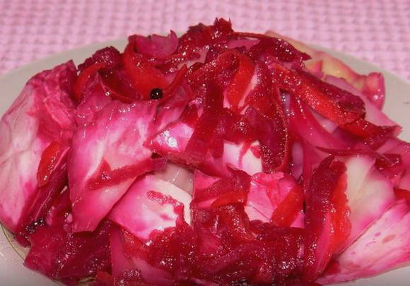 Pickled cabbage with beets, carrots, oil and instant vinegar