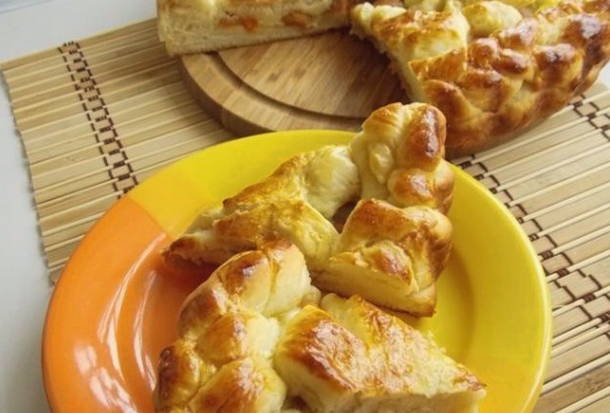 Yeast cake with frozen apricots
