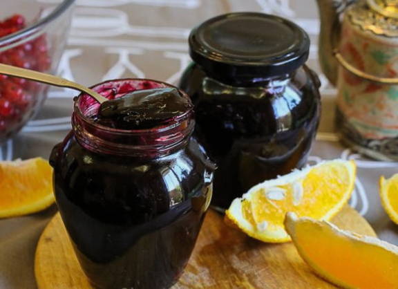 Uncooked black currant jam with orange