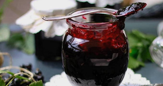 Blackcurrant jam without cooking through a meat grinder