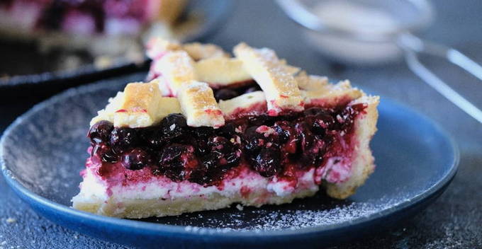 Pie with red currant and cottage cheese