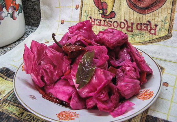 Pickled cabbage with beets and carrots in large pieces in jars for the winter