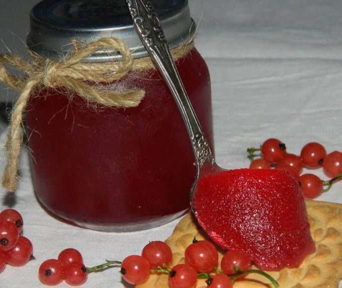 Seedless red currant jelly without cooking