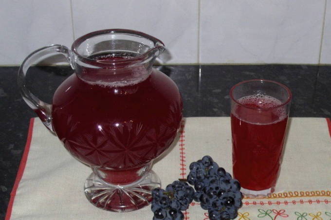 Red grape compote for a 3 liter jar for the winter
