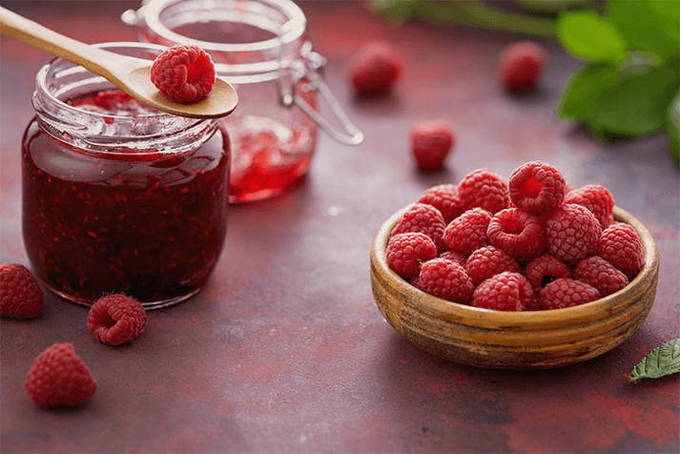 Raspberries with sugar without cooking in the refrigerator for the winter