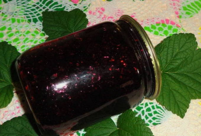 Blackcurrant and gooseberry jam for the winter