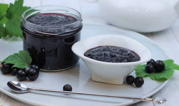 Black currant, mashed with sugar without cooking for the winter