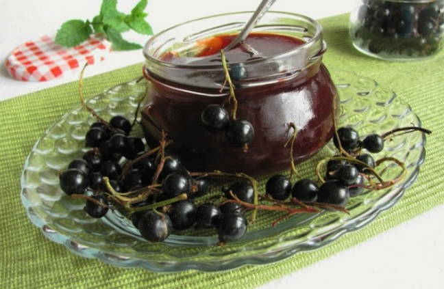Black currants with sugar, grated with a blender for the winter without cooking