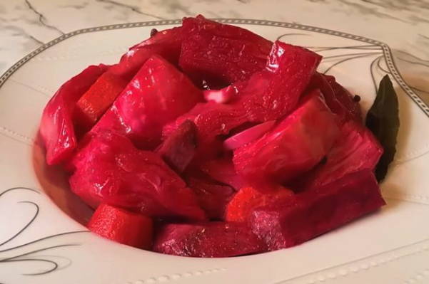 Pickled cabbage with beetroot slices and instant carrots