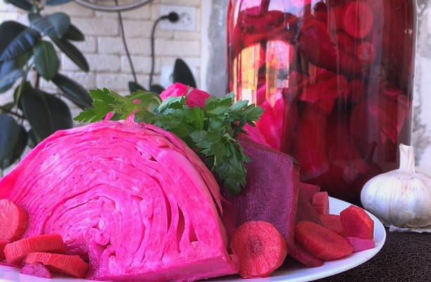 Quick Georgian pickled cabbage with beets