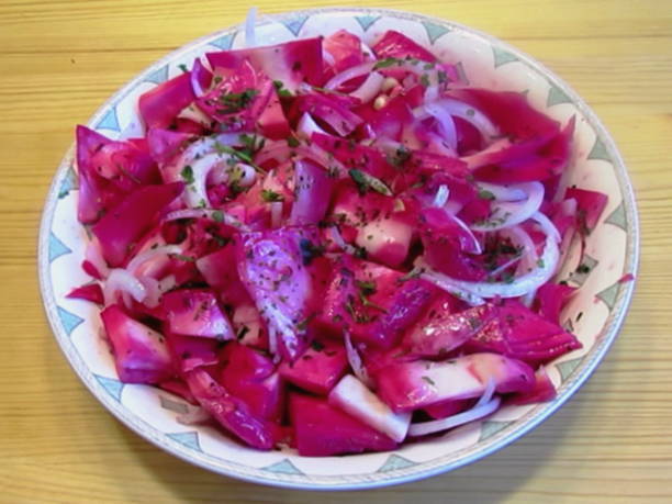 Pickled Georgian cabbage with beetroot and instant garlic