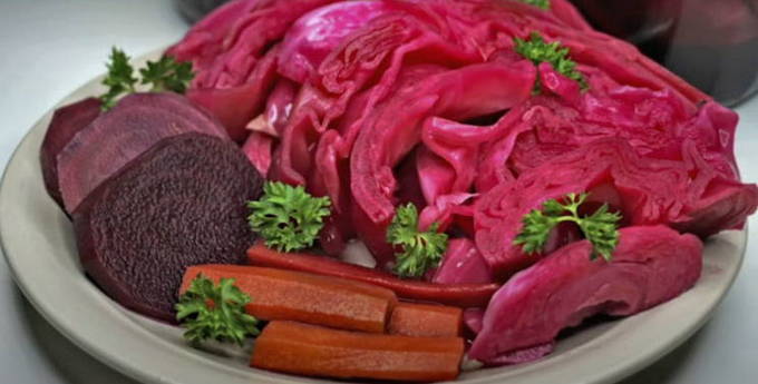 Pickled cabbage with beets and instant garlic