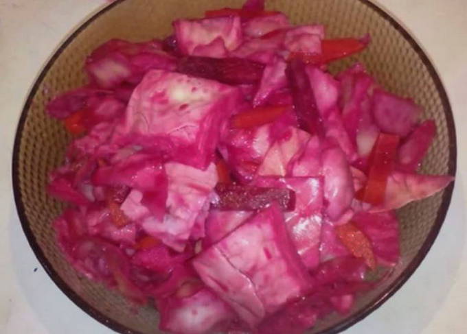 Pickled cabbage squares with instant beets