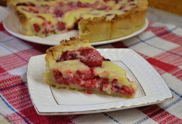 Tsvetaevsky pie with raspberries and sour cream