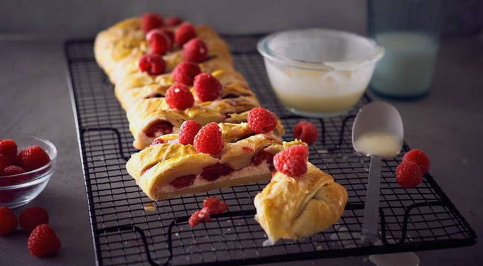 Puff pastry pie with cottage cheese and raspberries