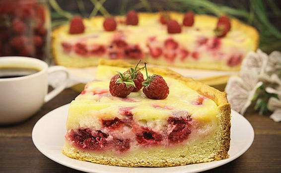 Jellied Tsvetaevsky pie with raspberries
