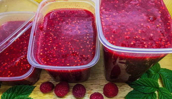 Raspberries rubbed with a blender for a freezer with sugar without cooking for the winter