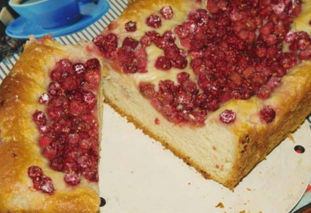 Open yeast dough pie with raspberries