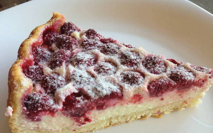 Tsvetaevsky pie with raspberries and cottage cheese