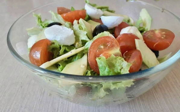 Avocado and mozzarella salad