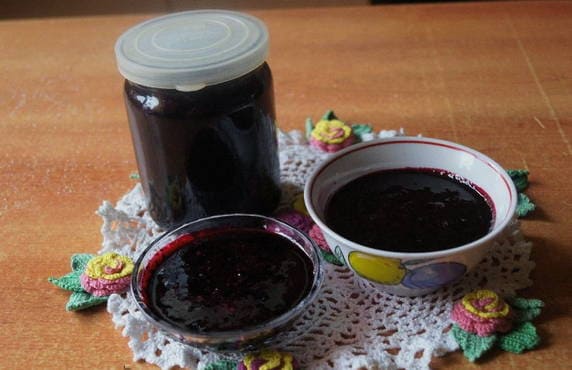 Irga and gooseberry jam