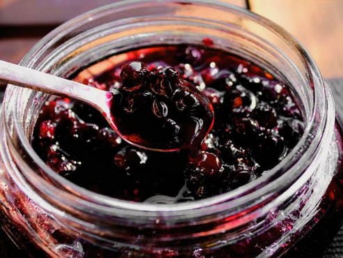 Irgi jam in a slow cooker
